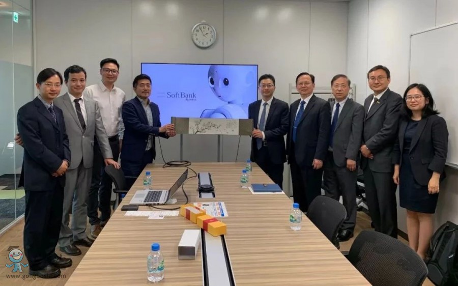 點擊打開原圖 上海參訪團向軟銀機器人贈送上海市花玉蘭花刺繡